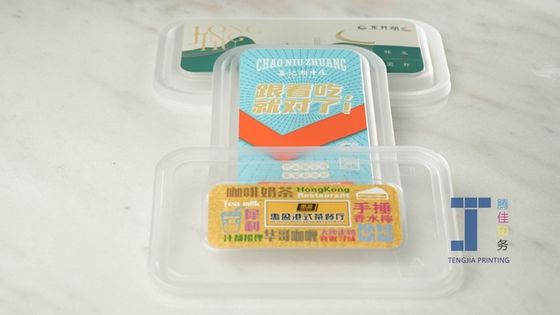 Étiquettes étanches à l'eau pour les contenants alimentaires